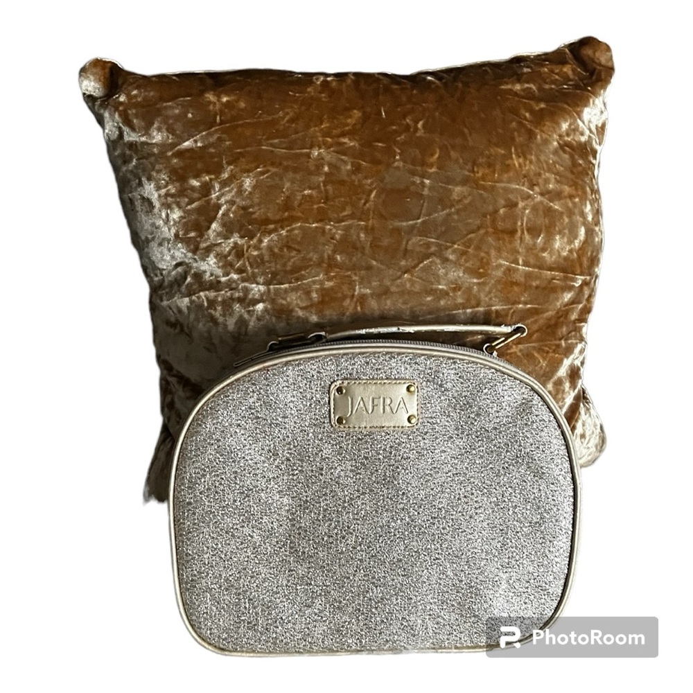 8/10 condition,  shiny bag
